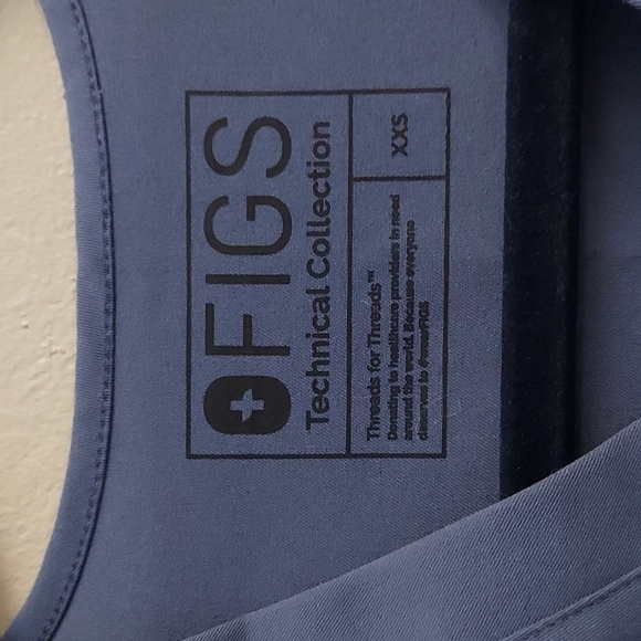 FIGS Catarina One Pocket V Neck Scrub Top In Big Sky - Picture 3 of 15